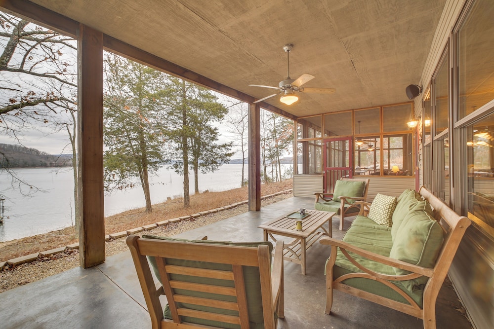 Waters Edge Home on Shore of Beaver Lake — 4-Star Luxury Hotel in Garfield, United States