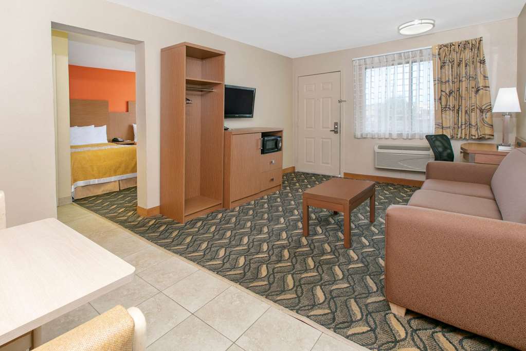 Days Inn & Suites by Wyndham Arlington Near Six Flags - photo 10