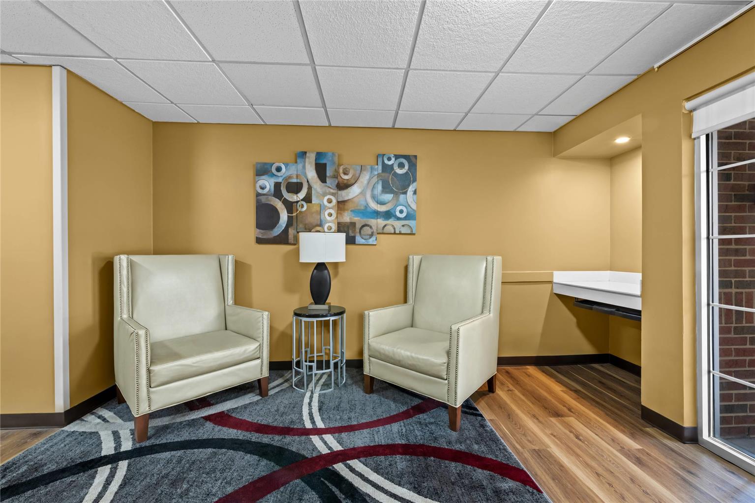 Suburban Studios Charlotte Executive Park - photo 3