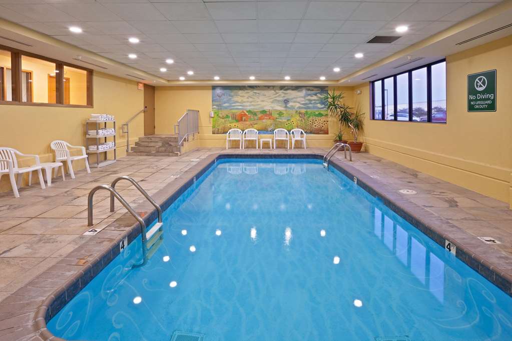 La Quinta Inn & Suites by Wyndham Salina - photo 10