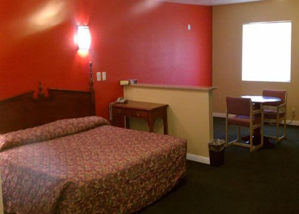 Economy Inn & Suites - photo 13