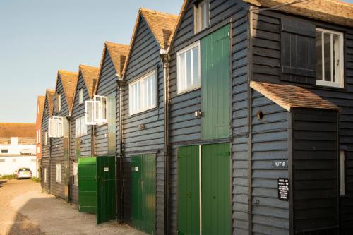 Whitstable Fisherman's Huts - carbon neutral hotel in Whitstable