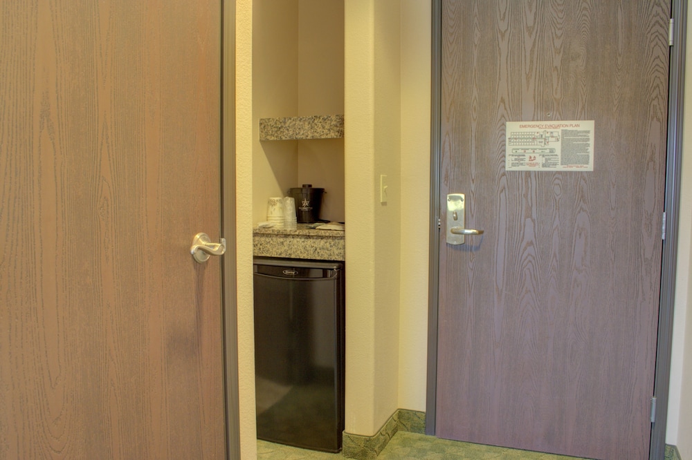 Allington Inn & Suites - photo 13