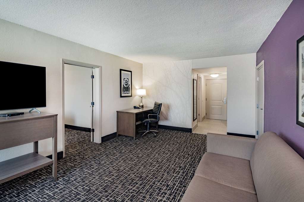 La Quinta Inn & Suites by Wyndham Chattanooga East Ridge - photo 29