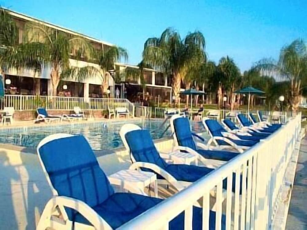 Lake Roy Beach Inn - photo 34