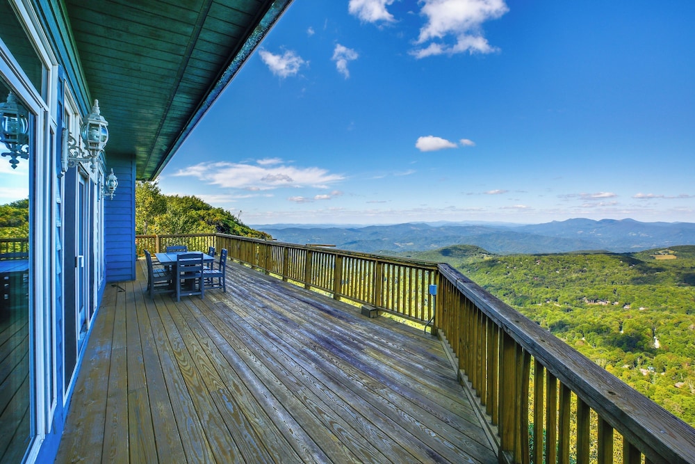 Beech Mtn Views Next to Ski Resort: Home w Decks in Banner Elk, United States