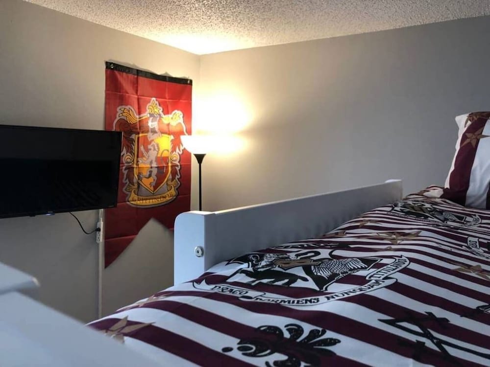 6149 Sandcrest Next TO Universal. 8 Beds. Pool. Very Clean - photo 8