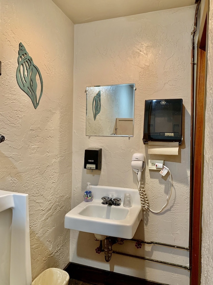 Breakers Boutique Inn - photo 101