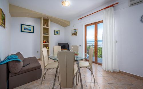 Ferienwohnung 5235 4 in Drenje — 4-Star Luxury Hotel in Drenje, Croatia