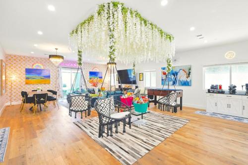 G Luxe NoHo Oasis 15m to Universal FIFA World Cup SoFi Large Backyard Games Parking — 4-Star Luxury Hotel in Hewitt, United States
