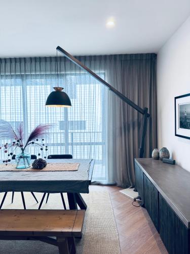 Stylish Industrial Holiday House in Pakuranga Free Wifi Netflix — 4-Star Luxury Hotel in Auckland, New Zealand