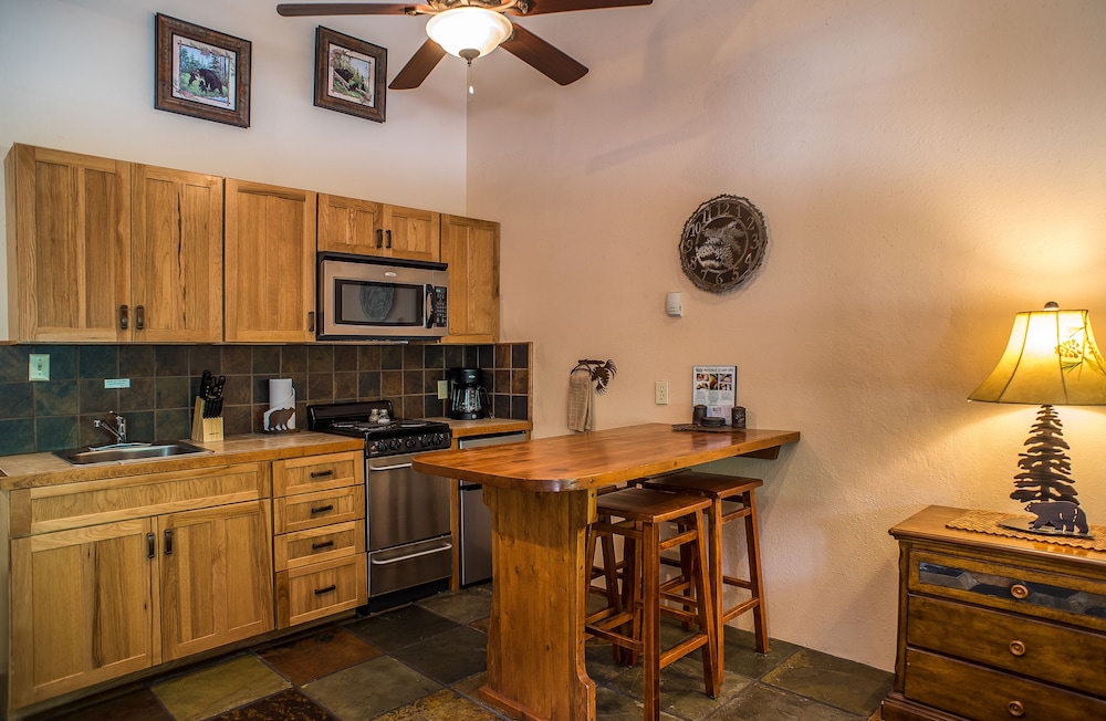Cottam's Lodge by Alpine Village Suites - photo 24