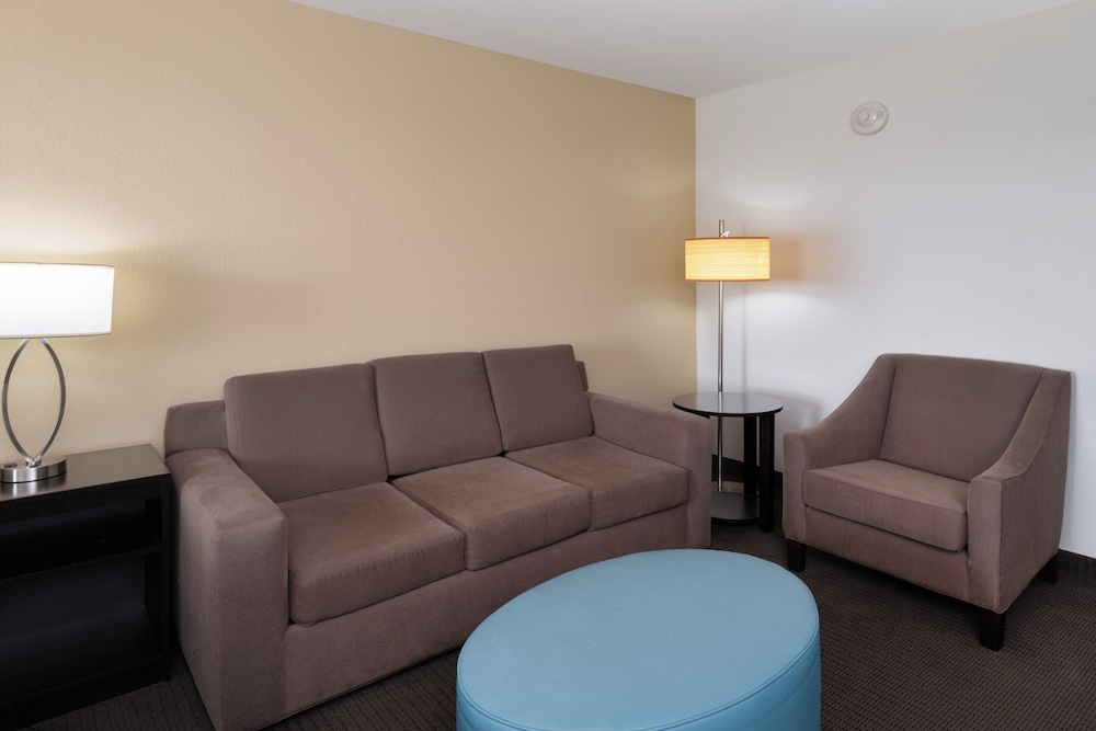 Garner Hotel Clarksville Northeast by IHG - photo 6