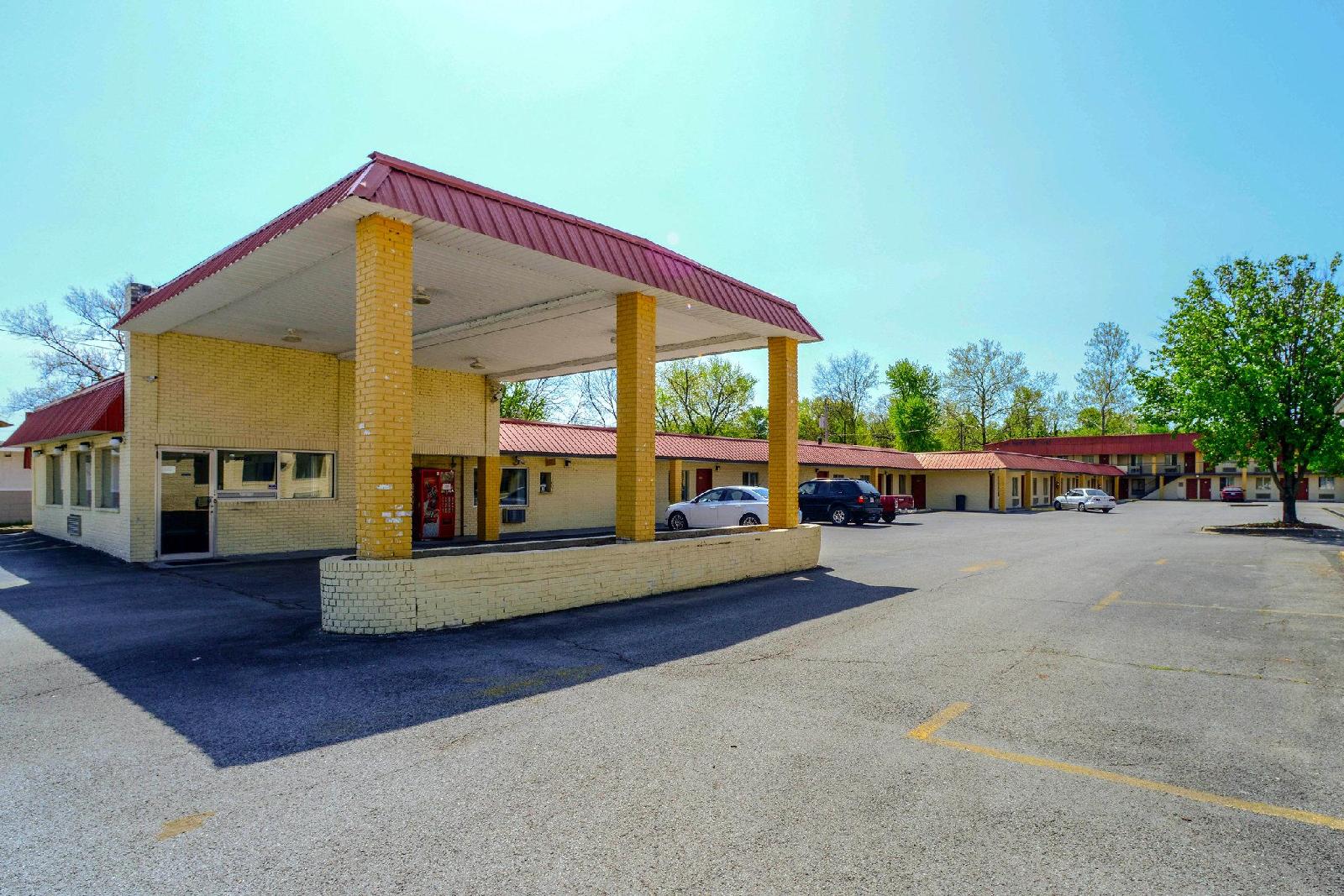 Econo Lodge Inn & Suites - photo 2