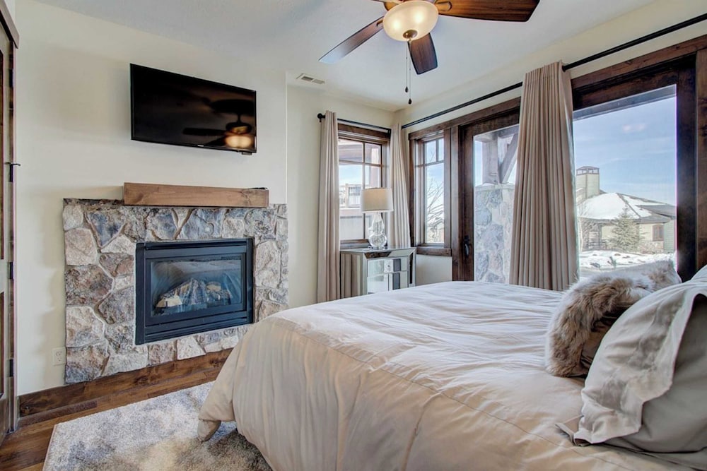 Fairway Ski and Golf Retreat by Avantstay Blocks From the Ski Lift Beautiful Views w Hot Tub - photo 2