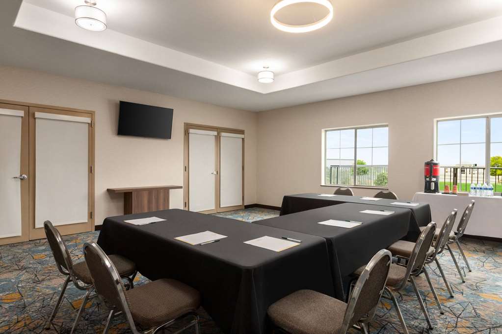 La Quinta Inn & Suites by Wyndham San Antonio N Stone Oak - photo 32