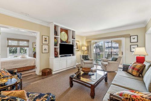 Oceanside Stay On 18th Hole Near Harbortown — 4-Star Luxury Hotel in Hilton Head Island, United States