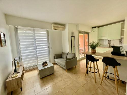 Beau Studio Coin Nuit Centre Antibes in Antibes, France