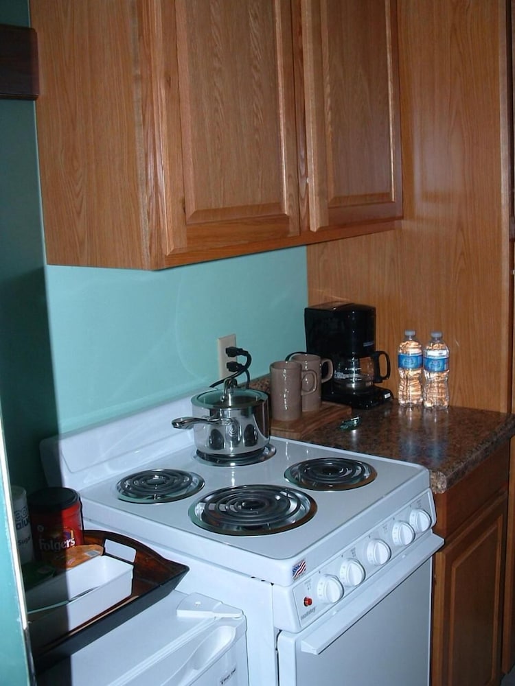 Spruce Hill Inn and Cottages - photo 13