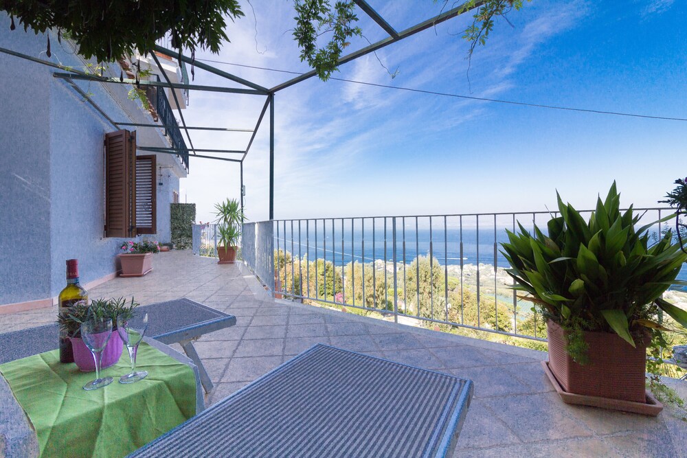 B&B Angy&Cri Camere In Villa — 4-Star Luxury Hotel in Sorrento, Italy