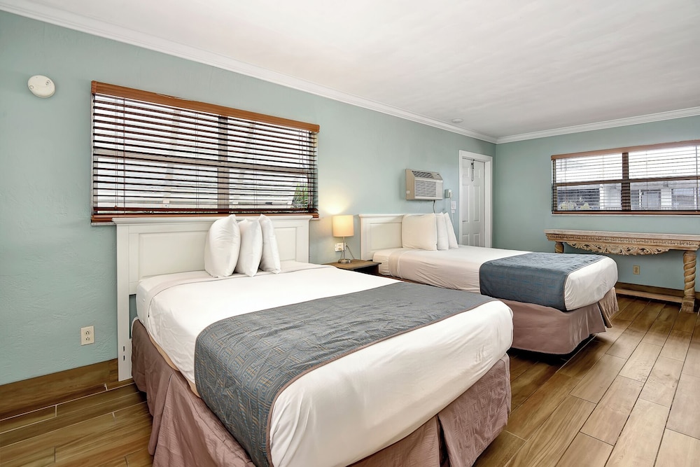 Shoreline Suites & Cabana Cottages - photo 21