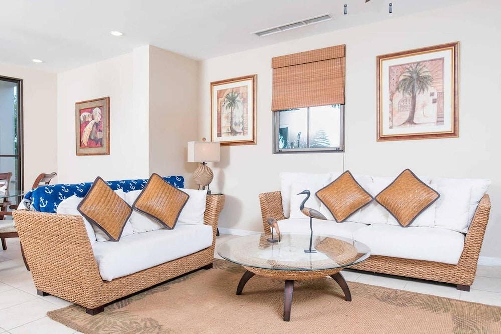 Dazzling End Unit in Coco with Lots of Windows and Light Sleeps 8 — 4-Star Luxury Hotel in Sardinal, Costa Rica