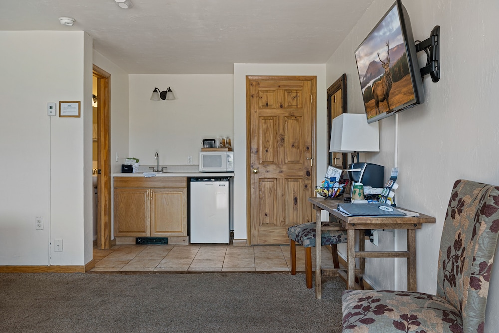 Elk Refuge Inn - photo 34