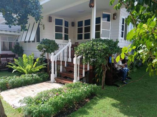 Baan Chay Klong Canal side Classic Home 2BRs — 4-Star Luxury Hotel in Bangkok, Thailand