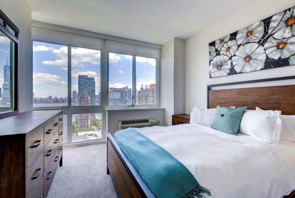 Global Luxury Suites at Newport - photo 7