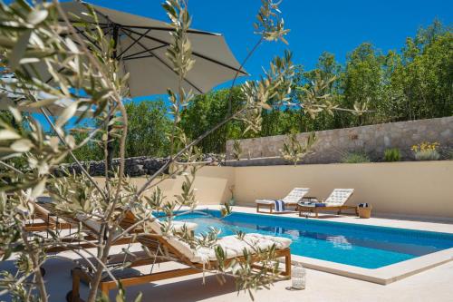 Unique Villa Pietra with heated private pool — 4-Star Luxury Hotel in Sestanovac, Croatia