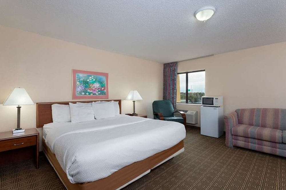 Norwood Inn & Suites by BlissPoint Post Rd Indianapolis - photo 11