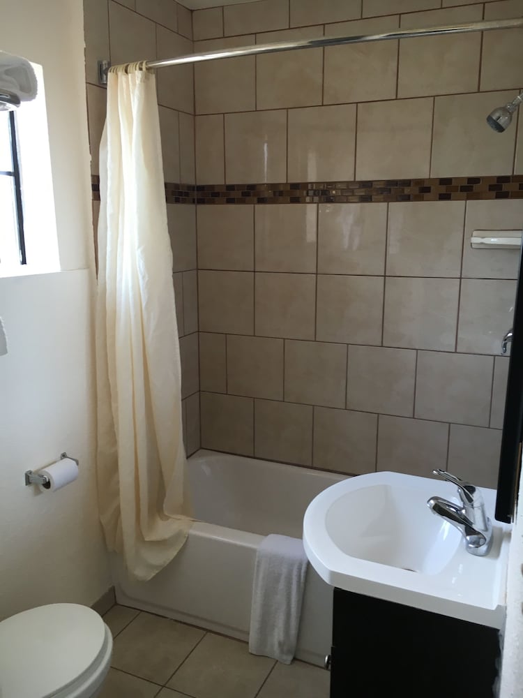Deluxe Inn Of Roswell - photo 8