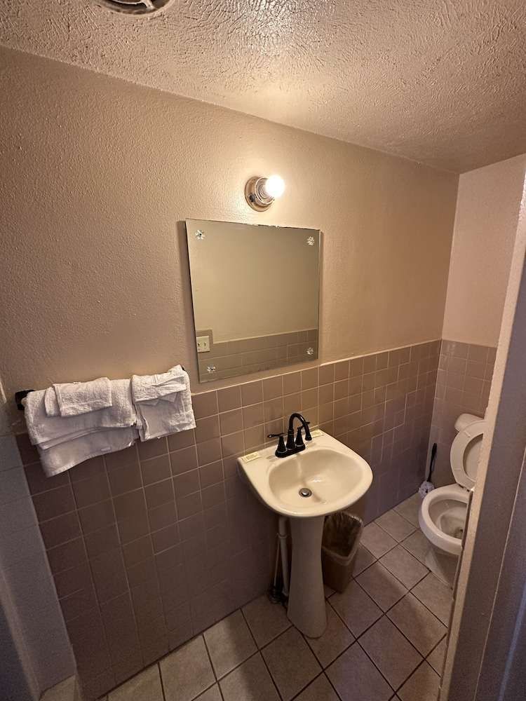 Crestview Motel Inc - photo 10