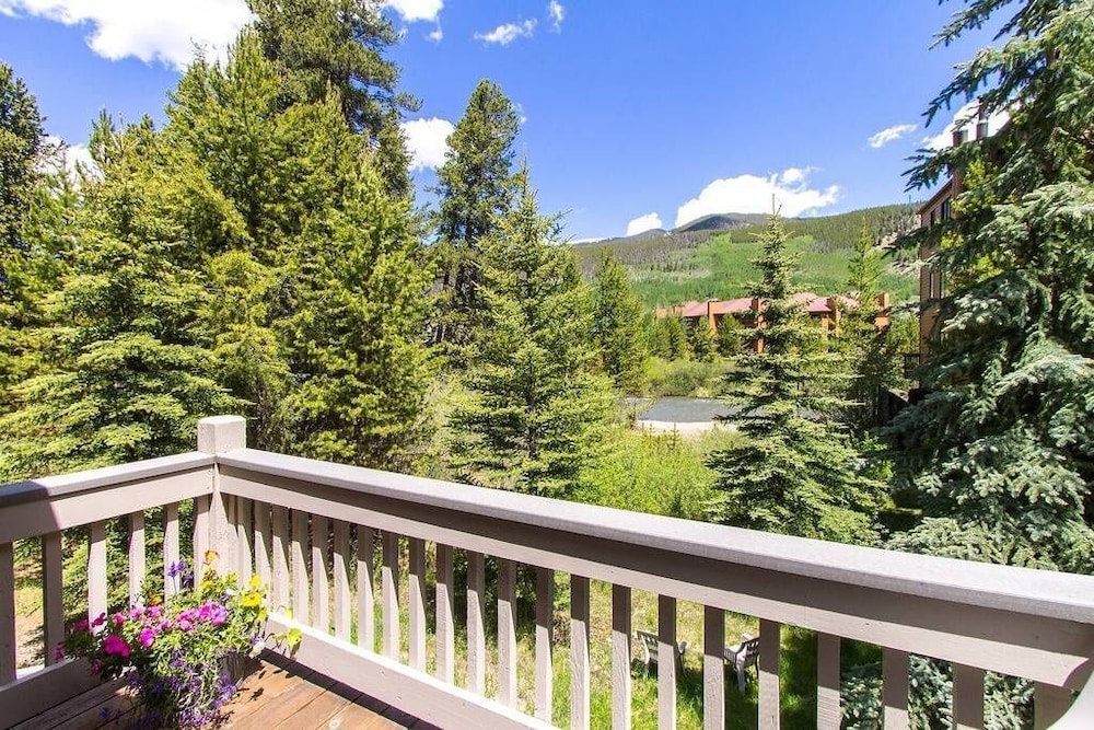 3BR Townhome Walk to Slopes & Kids Ski Free by Redawning in Keystone, United States