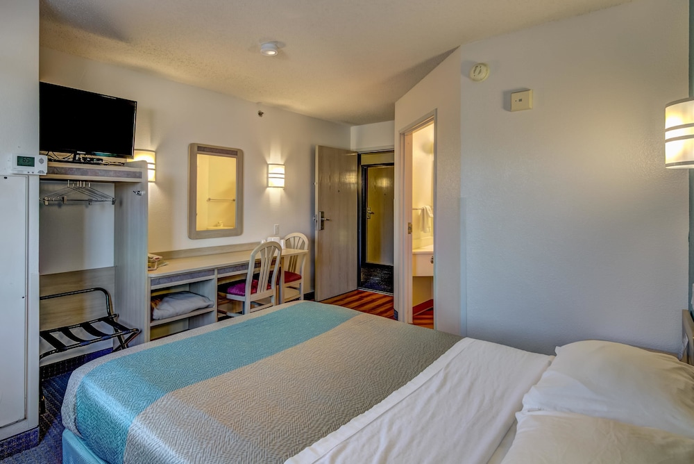 Econo Lodge Menomonie - photo 3