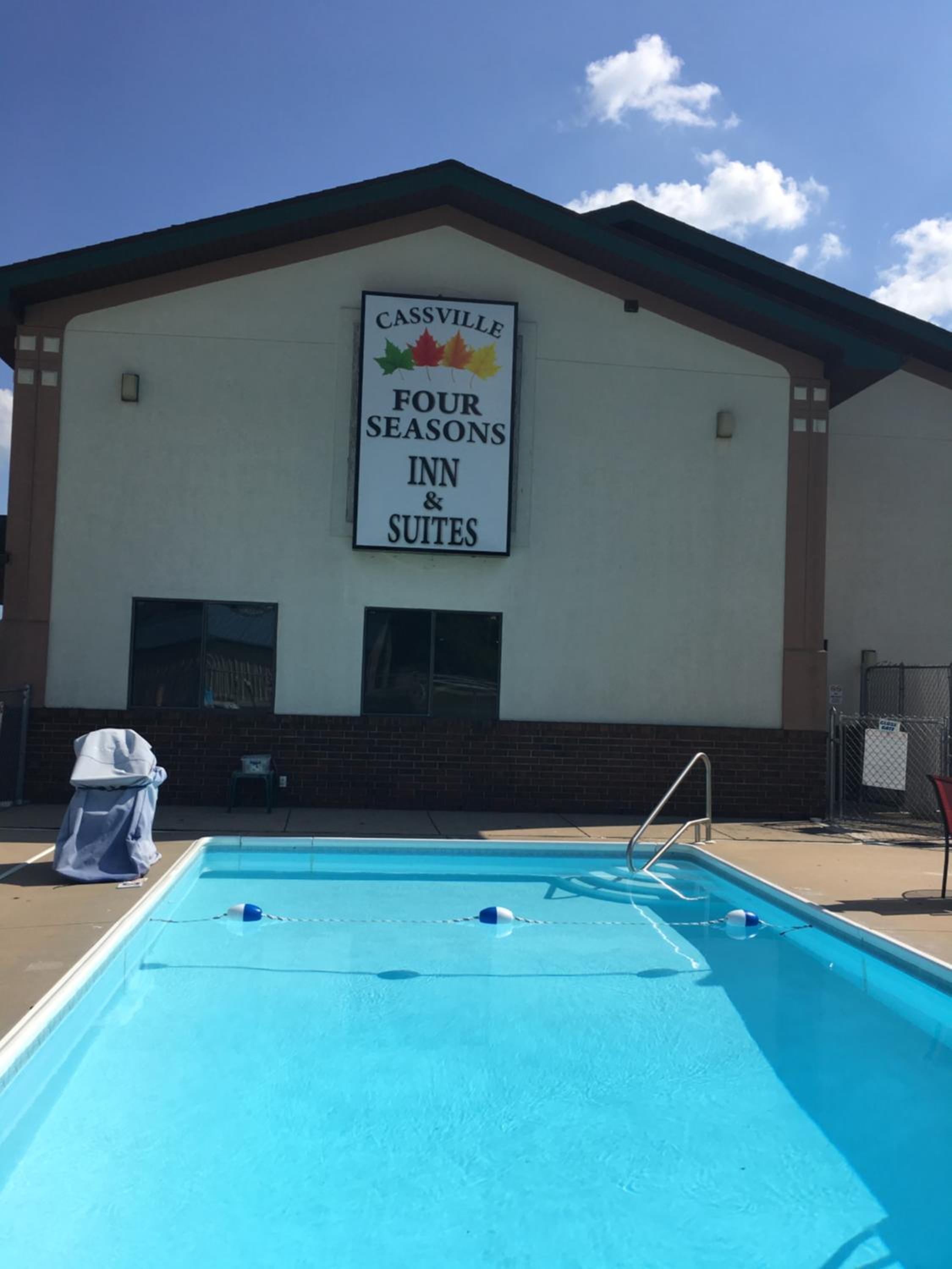 Cassville Four Seasons Inn & Suites - photo 3
