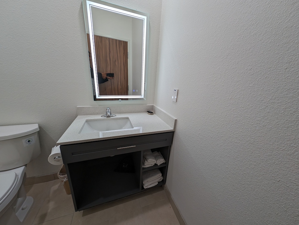 Texas Bungalows Hotel & Hotel Que at i35 Austin Pflugerville - photo 43