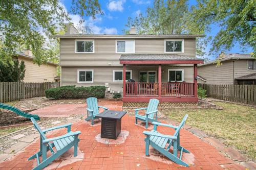 Cozy Elegant Gem Fenced Yard Bbq Games — Omaha