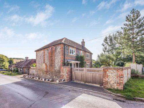 Beautiful Cottage In South Downs Pass the Keys — 4-Star Luxury Hotel in Chichester, United Kingdom