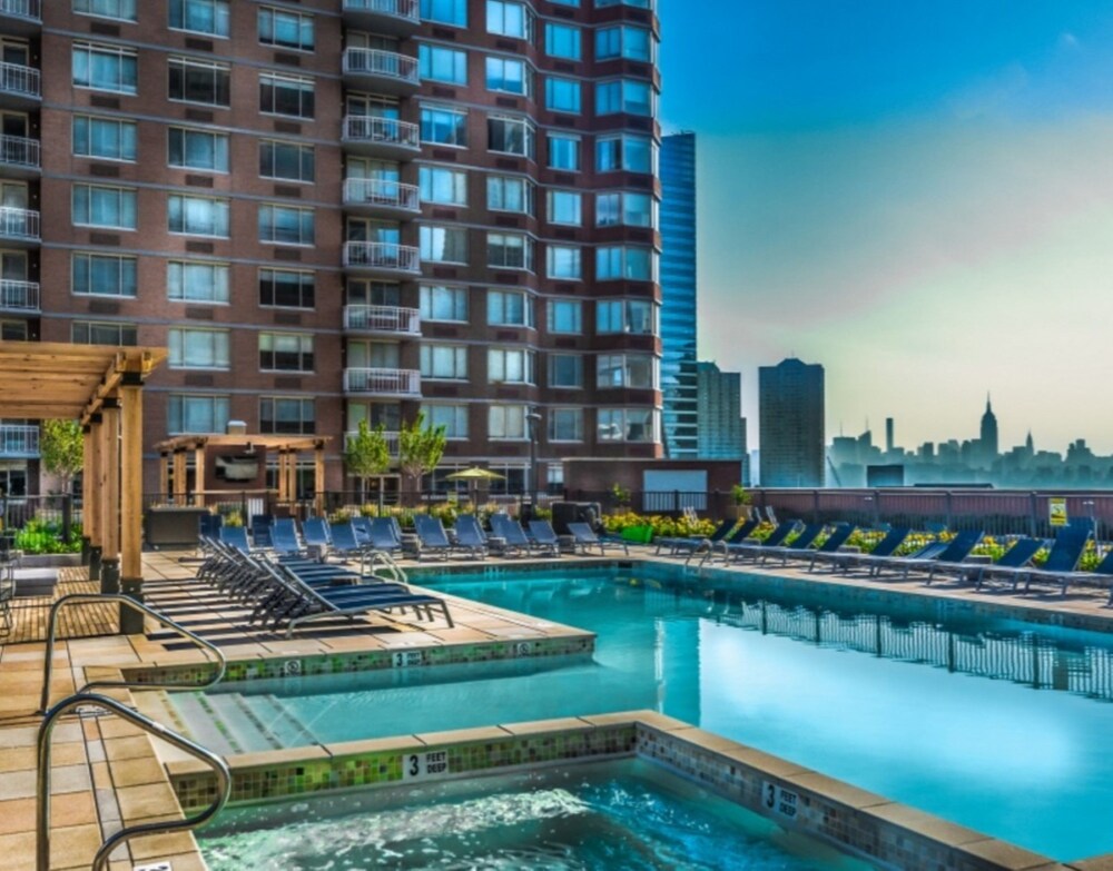 Global Luxury Suites at Newport - photo 54