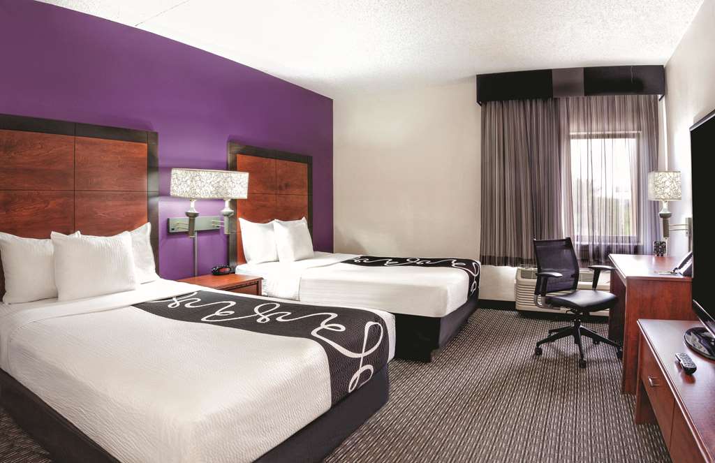 La Quinta Inn & Suites by Wyndham Miami Airport East - photo 28