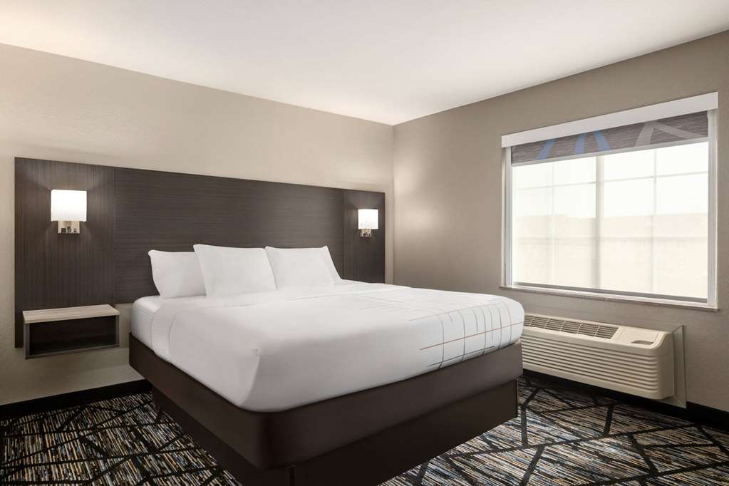 La Quinta Inn & Suites by Wyndham San Antonio N Stone Oak - photo 31