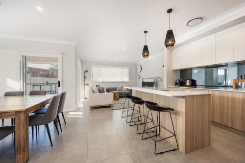'Huxley House' An Elegant Mudgee Retreat with Backyard — 4-Star Luxury Hotel in Mudgee, Australia