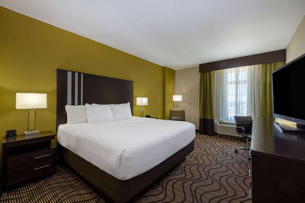 La Quinta Inn & Suites by Wyndham Artesia - photo 33