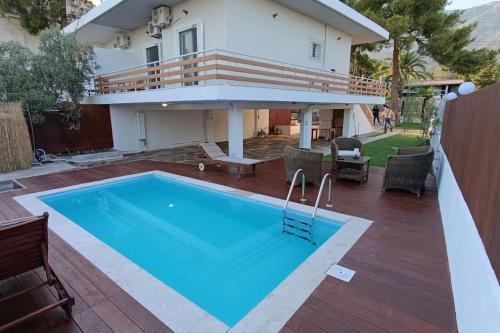 House with a Pool 2' From the Beach — 4-Star Luxury Hotel in Kineta, Greece