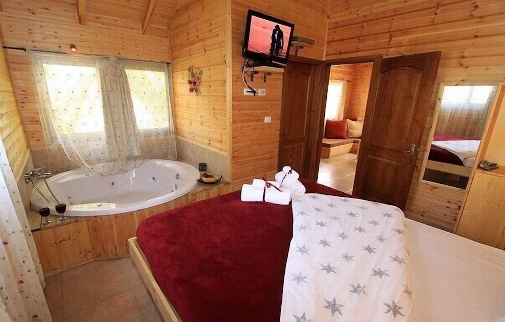 Chalet The Mountain To The Sea — 5-Star Luxury Hotel in Shelomi, Israel