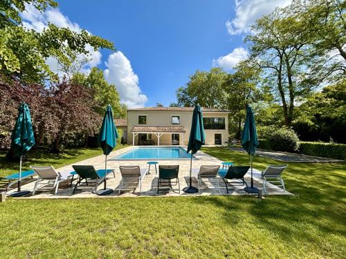 La Maison L'Eperon stylish 5 star villa surrounded by vineyard near Saint Emilion — 5-Star Luxury Hotel in Montussan, France