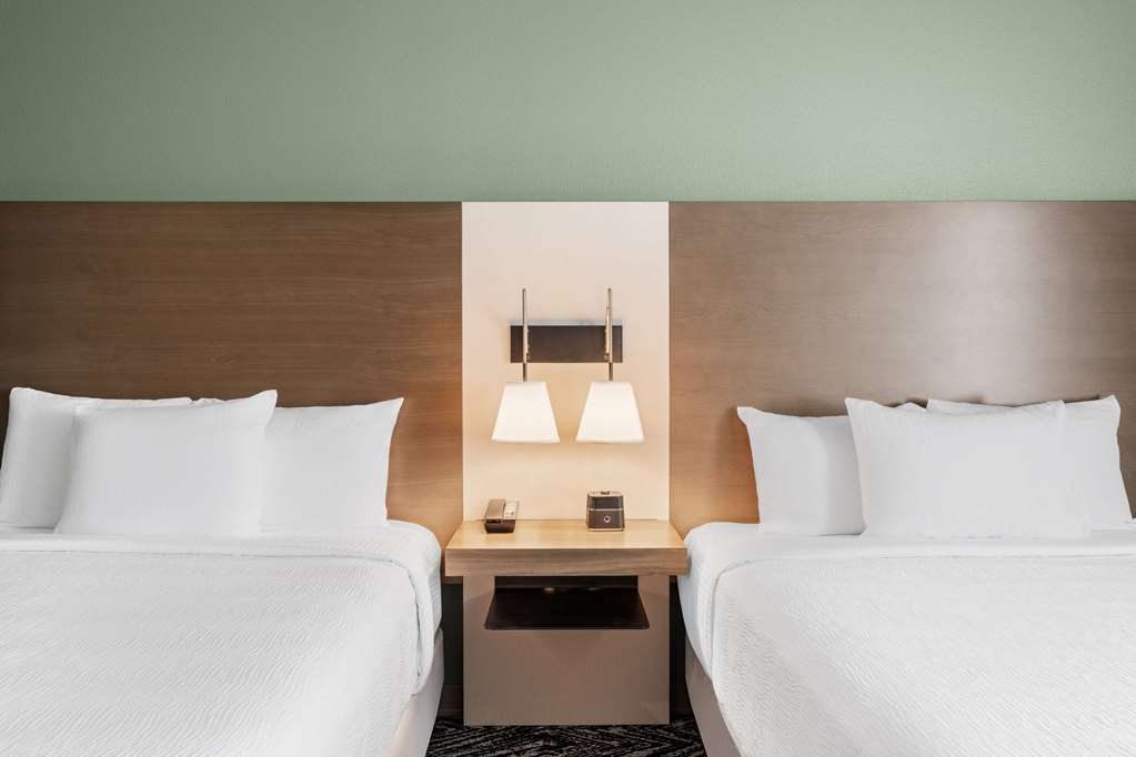 La Quinta Inn and Suites by Wyndham Lincoln - photo 20