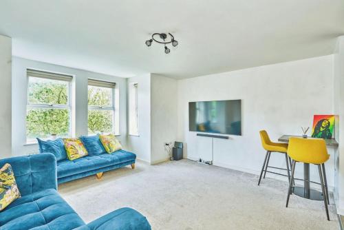 Amazing 2BR Flat in Croydon with Balcony — 4-Star Luxury Hotel in Croydon, United Kingdom