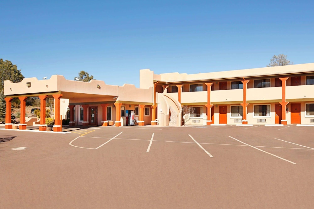 Super 8 by Wyndham Payson - carbon neutral hotel in Payson